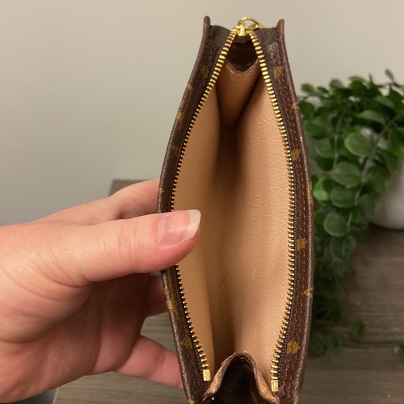 Authenic Louis Vuitton Monogram Pochette - Picture 12 of 16